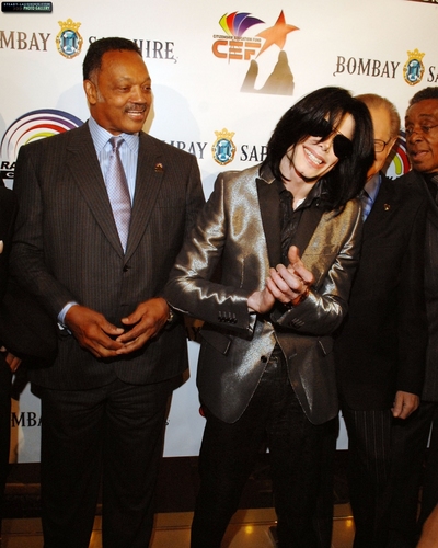 michael-attends-his-long-time-friend-jesse-jacksons-66th-birthday-party-in-la(347)-m-37.jpg